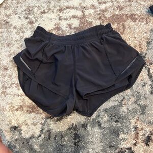 lululemon hotty hot 2.5” shorts